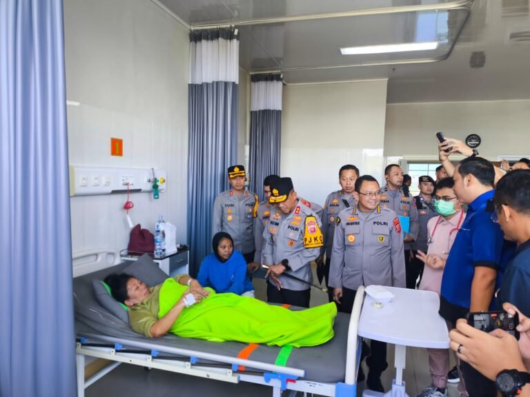 Kapolda Jabar Menjenguk Iyah Sadiah,Seorang Ibu Asal Garut yang Jadi Korban Insiden Pesta Rakyat