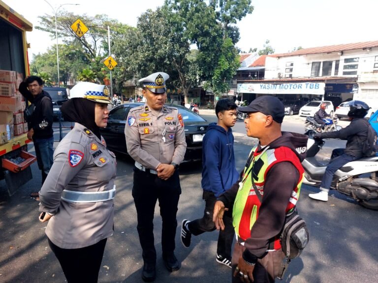 Ops Patuh Lodaya 2025, Ditlantas Polda Jabar Tertibkan Parkir Liar dan Beri Imbauan di Jalur Exit Tol Bubat – Simpang Bubat