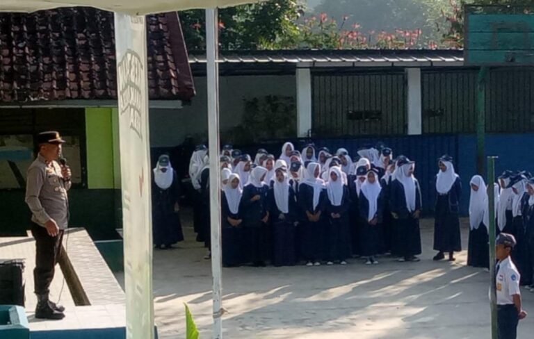 Kapolsek Cibiuk Jadi Pembina Upacara di SMPN 1 Cibiuk, Tekankan Disiplin dan Tertib Berlalu Lintas