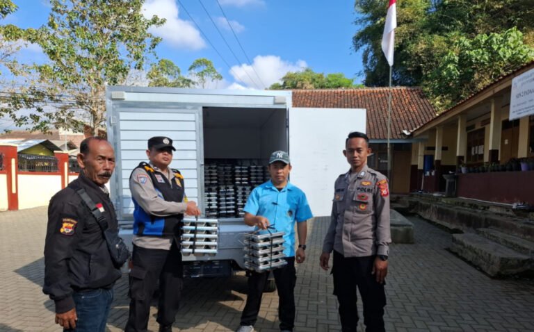 Polsek Pasirwangi Monitoring Program Makan Bergizi Gratis di SDN 02 Padaasih