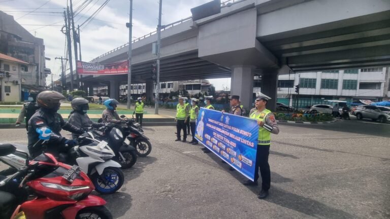 Sosialisasi Humanis, Kasatgas Preventif Ops Patuh Toba 2025 Edukasi Pengendara di Jalan