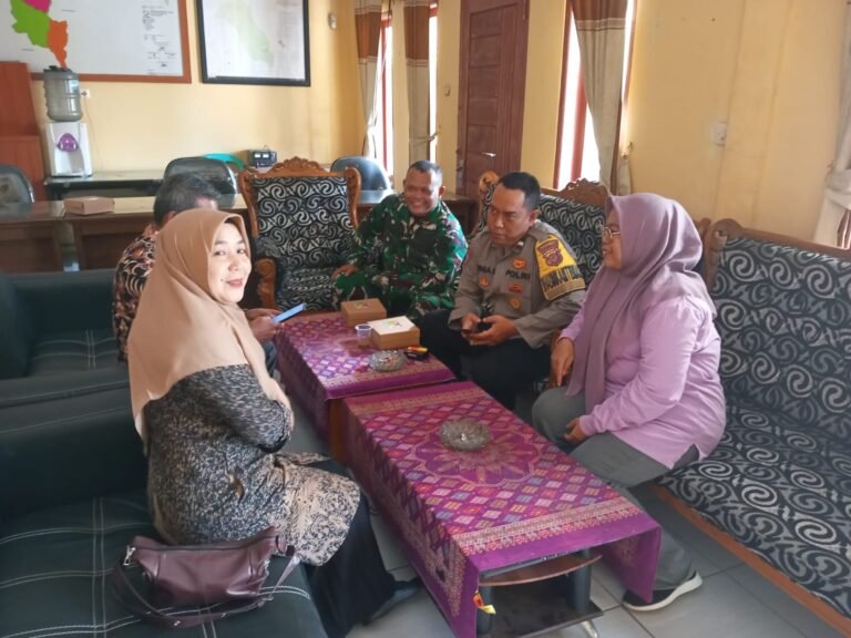 Perkuat Sinergitas, Polsek Ciamis Polres Ciamis Koorkom Bersama Kader PKK Saat Kunjungan di Gunung Sari
