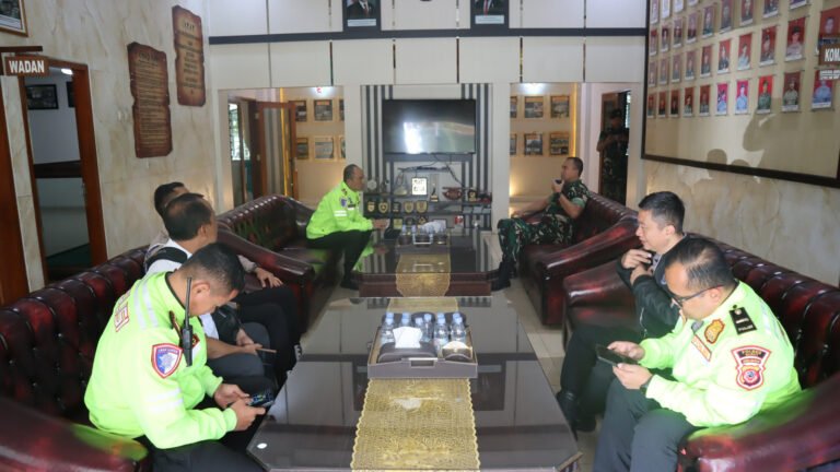 Perkuat Sinergitas TNI–Polri, Kapolres Garut Laksanakan Kunjungan ke Yonif 303 SSM