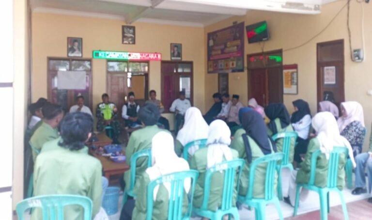 Polsek Kawali Polres Ciamis Hadiri Rapat Minggon di Desa Sukanagara Jatinagara