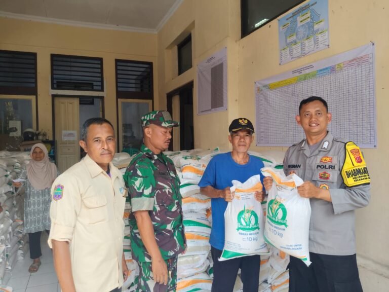 Bhabinkamtibmas dan Babinsa Ciamis Pastikan Penyaluran Bantuan Beras Bapanas Berjalan Lancar