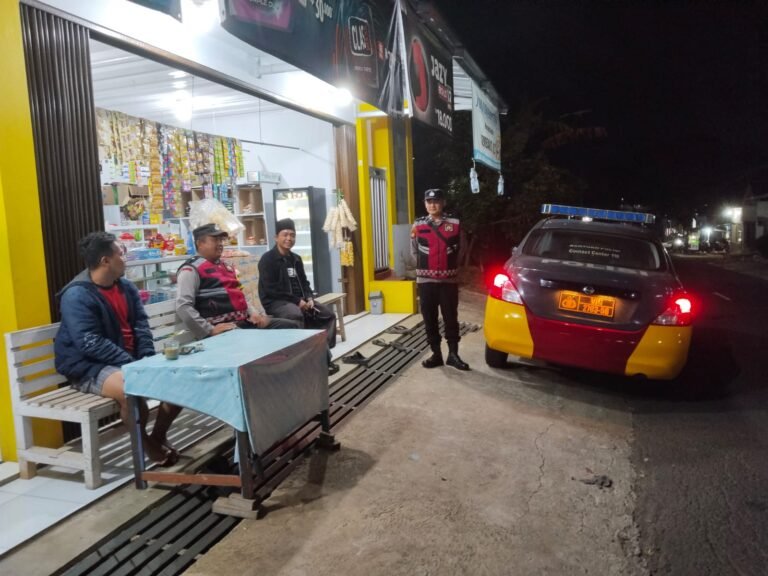 Berikan Rasa Aman, Personel Polsek Kawali Polres Ciamis Patroli Dialogis di Malam Hari
