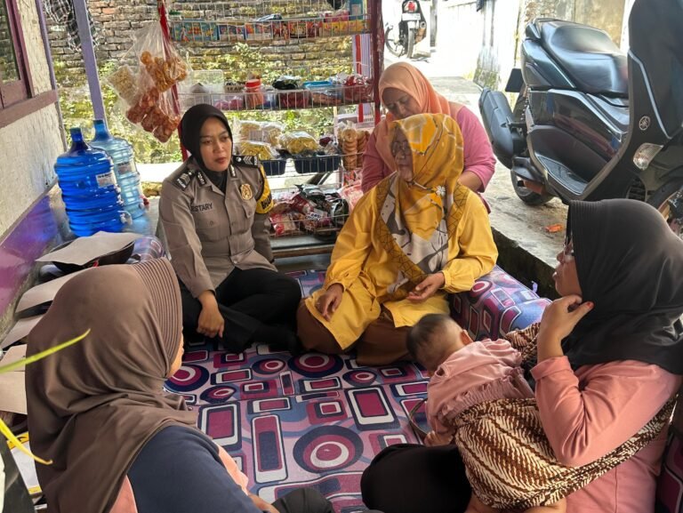 Dekatkan Diri dengan Pelayanan Masyarakat, Polsek Ciamis Sambangi Kader Kesehatan di Desa Mekarjadi