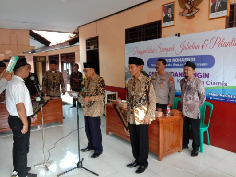 Sinergitas Polri dan Pemerintah, Polsek Lakbok Hadiri Pelantikan Perangkat Desa Sindangangin