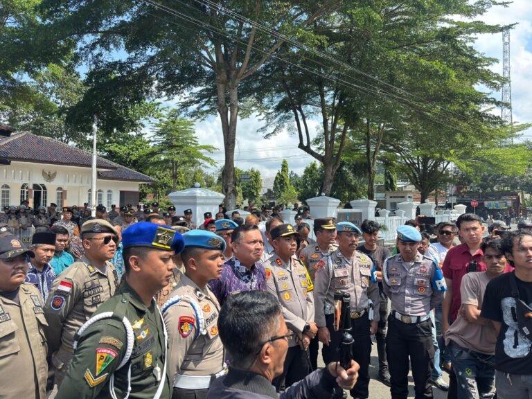 Jebol Gerbang pendopo dan Rusak Mobil Damkar, Amuk Nelayan Pangandaran Mereda di Tangan Kapolres