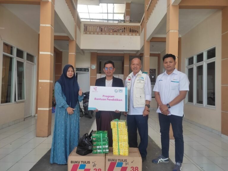 Peran BUMN Dalam Memperingati Hari Kemerdekaan, YBM PLN Tasikmalaya Serahkan Bantuan Perlengkapan Alat Tulis Sekolah