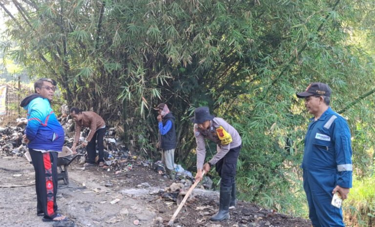 Polsek Pasirwangi Laksanakan Sambang Dan Kerja Bakti Di Desa Padaasih