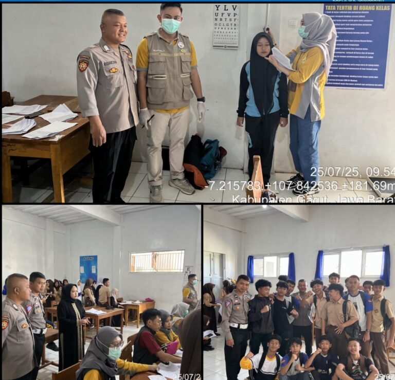 Puskesmas Samarang Bekerja Sama Dengan Polsek Samarang Lakukan Pemeriksaan Kesehatan Secara Gratis Di SMK Al-Madani.
