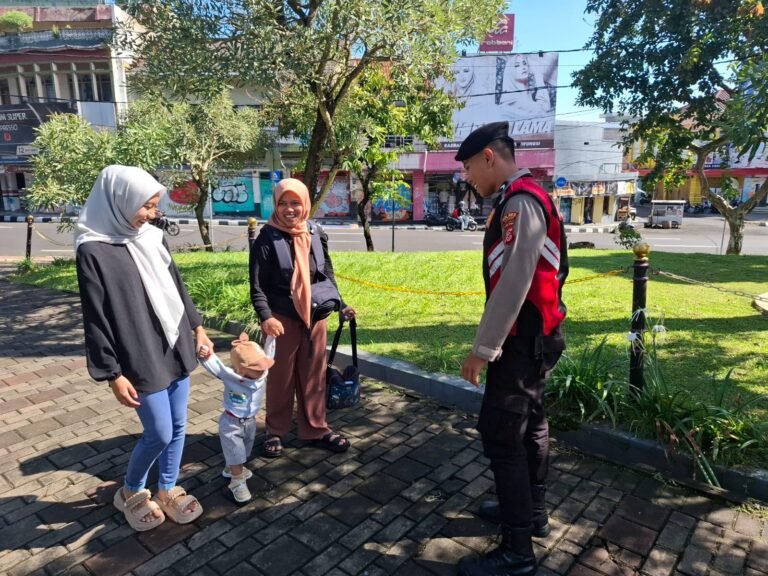 Cipkon Area Publik, Dua Personel Sat Samapta Polres Ciamis Patroli Jalan Kaki di Alun Alun Ciamis