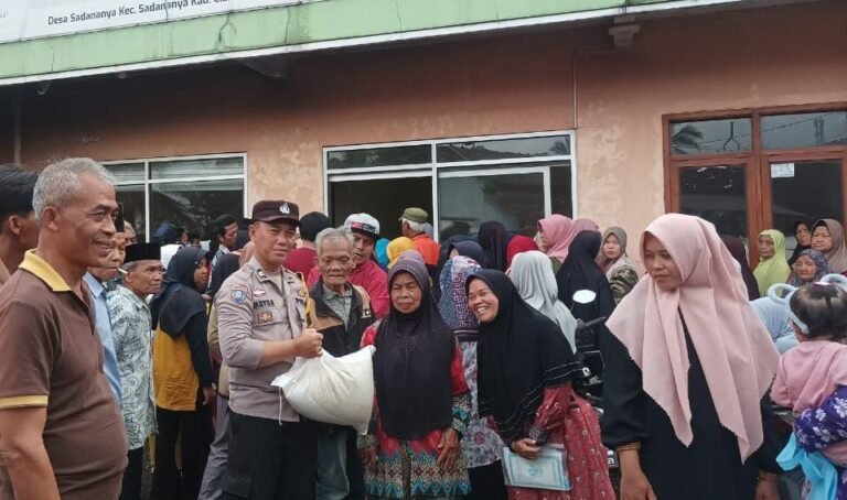 Polsek Ciamis Polres Ciamis Awasi Distribusi Bapanas Beras 10 Kg ke Warga Desa Sadananya