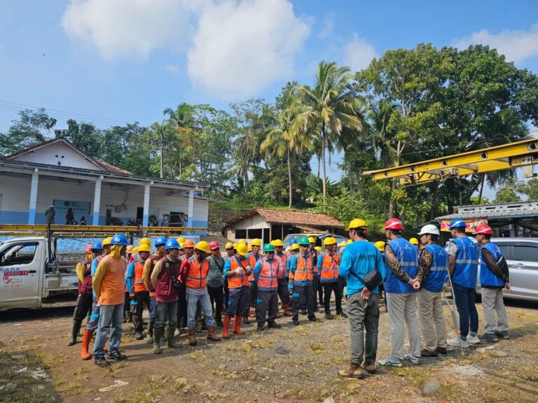 Jaga Keandalan Ketenagalistrikan, PLN ULP Karangnunggal Lakukan Perawatan Jaringan