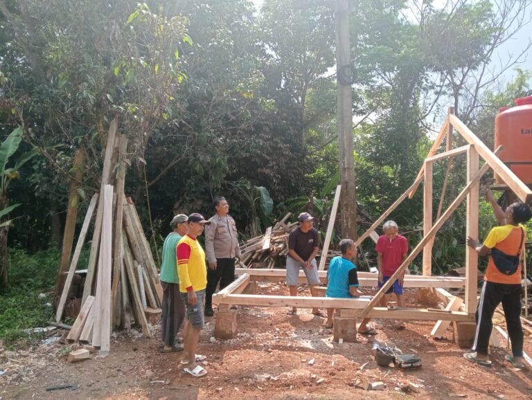 Polsek Sukadana Dampingi Pembangunan Pos Kamling, Perkuat Keamanan Lingkungan Bersama Warga