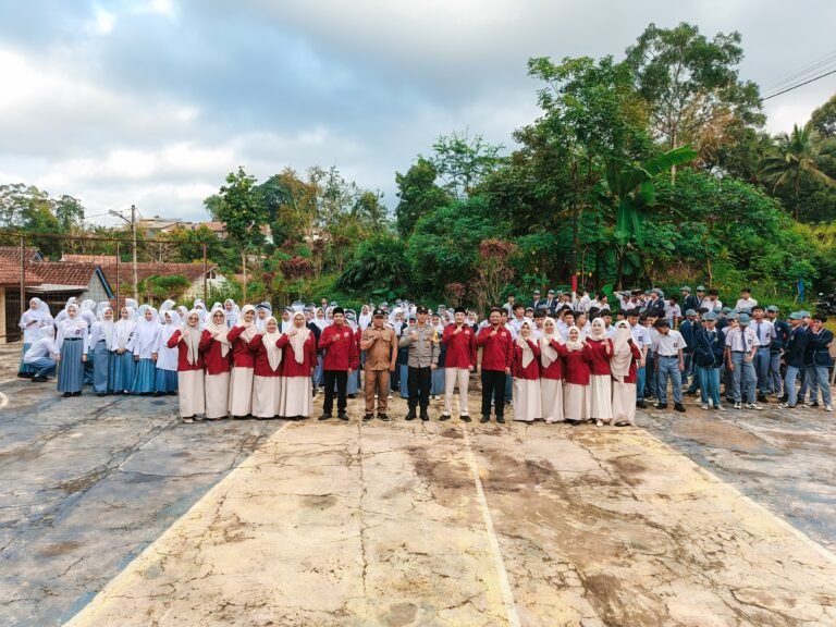 Humanis, Polsek Ciamis Datang ke SMK Al Huda Beri Pembinaan Saat Upacara Bendera