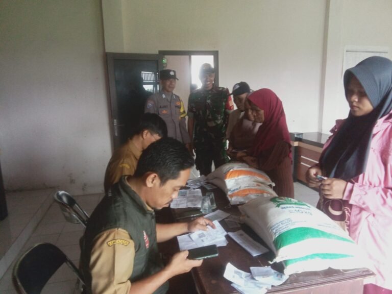 Polsek Kawali Polres Ciamis Awasi Distribusi Bapanas Beras ke Warga Desa Selasari