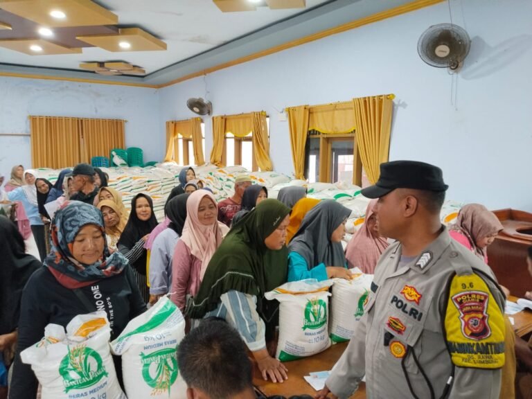 Polsek Kawali Polres Ciamis Awasi Distribusi Bapanas Beras ke Warga Desa Rawa