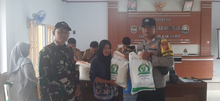 Polsek Kawali Polres Ciamis Awasi Distribusi Bapanas Beras ke Warga Desa Sukaraharja