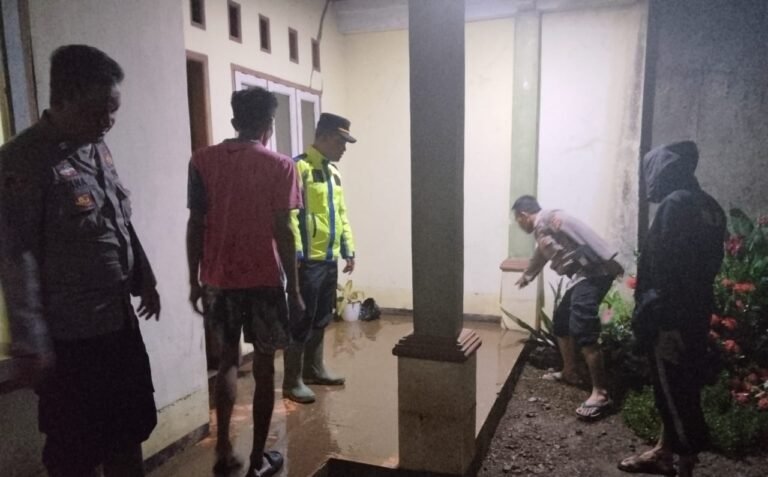 Polsek Cibalong Lakukan Mitigasi Banjir Usai Hujan Deras, Sejumlah Rumah Warga Terdampak