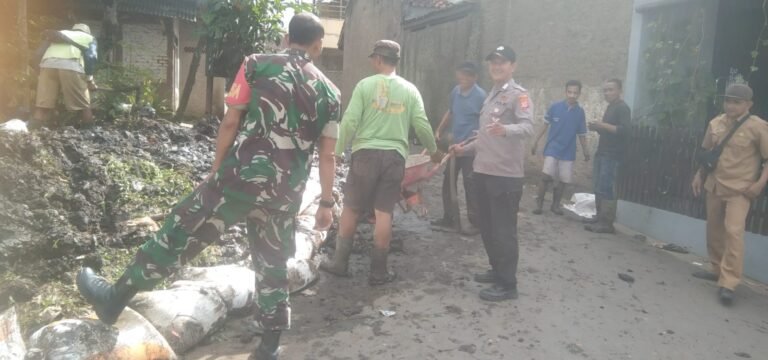 Bhabinkamtibmas Polsek Limbangan Laksanakan Kerja Bakti Bersama Warga, Wujudkan Lingkungan Bersih dan Sehat