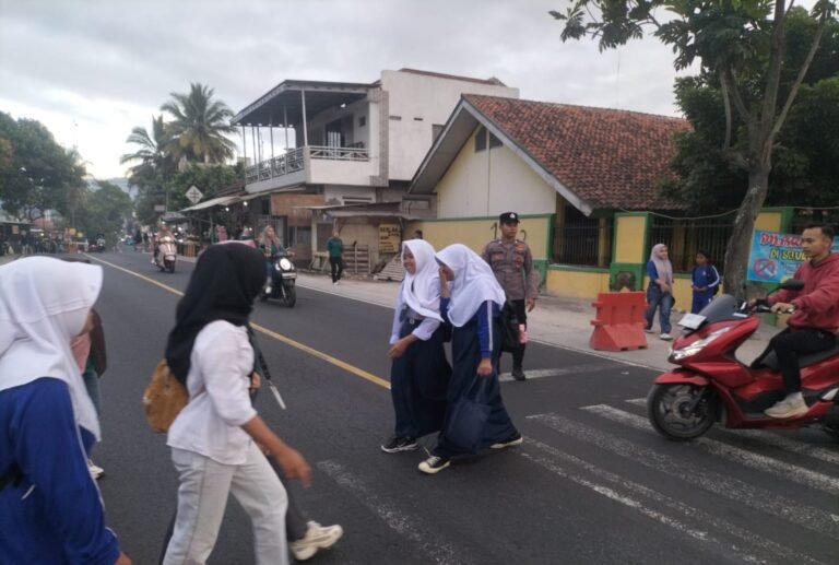 Cegah Kemacetan dan Kecelakaan, Polsek Limbangan Tertibkan Lalu Lintas di Depan Sekolah
