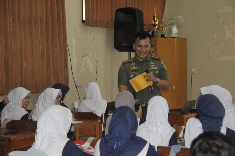 DANDIM 0612/TASIKMALAYA BERIKAN PEMBEKALAN WAWASAN KEBANGSAAN KEPADA SISWA SMA NEGERI 6 & 9 TASIKMALAYA