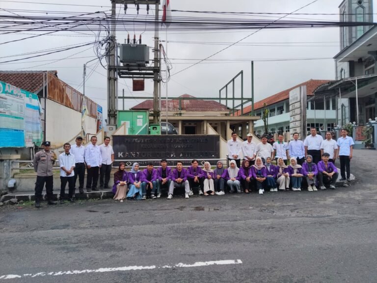 Polsek Kawali Polres Ciamis Monitoring Perkenalan Mahasiswa KKN Unigal di Desa Awiluar