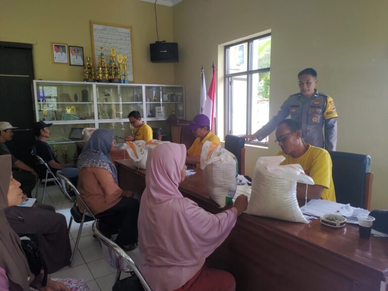 Polsek Cijeungjing Polres Ciamis Awasi Distribusi Bapanas Beras ke Warga Desa Dewasari