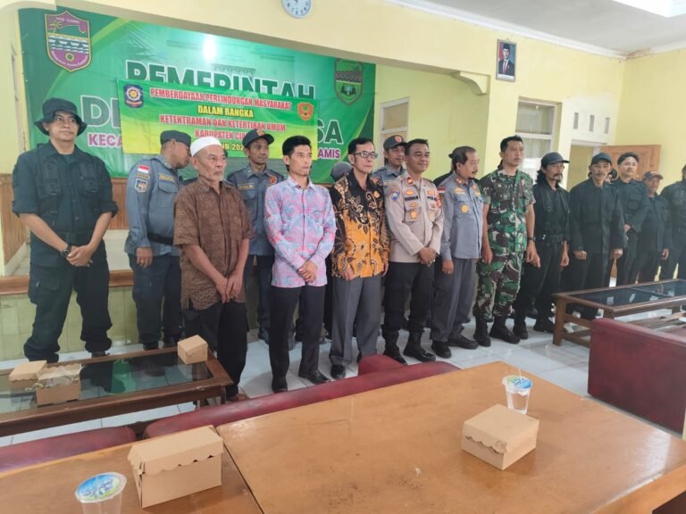Polsek Rajadesa Polres Ciamis Jadi Pemateri Pembinaan Linmas Desa Rajadesa