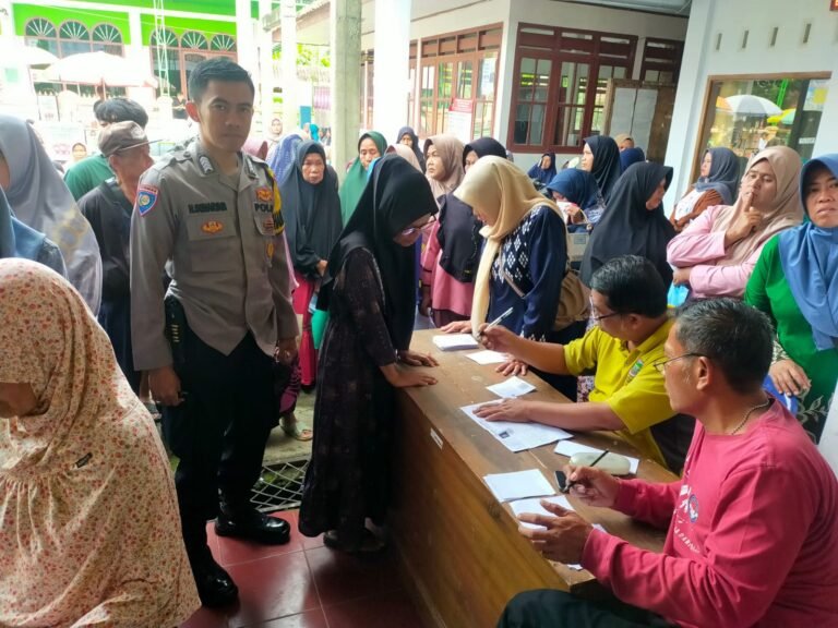 Polsek Cikoneng Polres Ciamis Awasi Distribusi Bapanas Beras ke Warga Desa Gegempalan