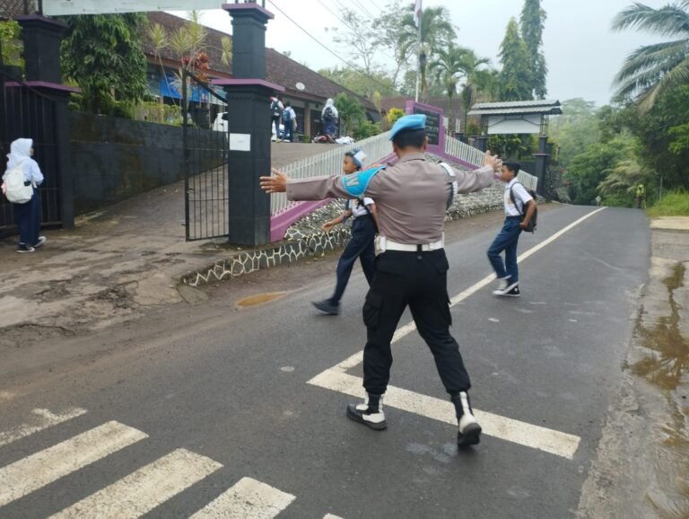 Pelayanan Masyarakat, Polsek Sukadana Polres Ciamis Bantu Anak Menyebrang di Area Sekolah