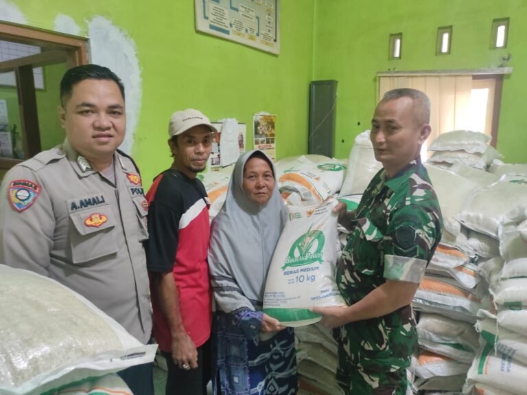 Polsek Cikoneng Polres Ciamis Awasi Distribusi Bapanas Beras ke Warga Desa Sindangsari