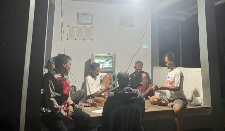Perkuat Sinergitas, Polsek Lakbok Polres Ciamis Beri Binluh ke Warga Karangpaningal Saat Malam Hari