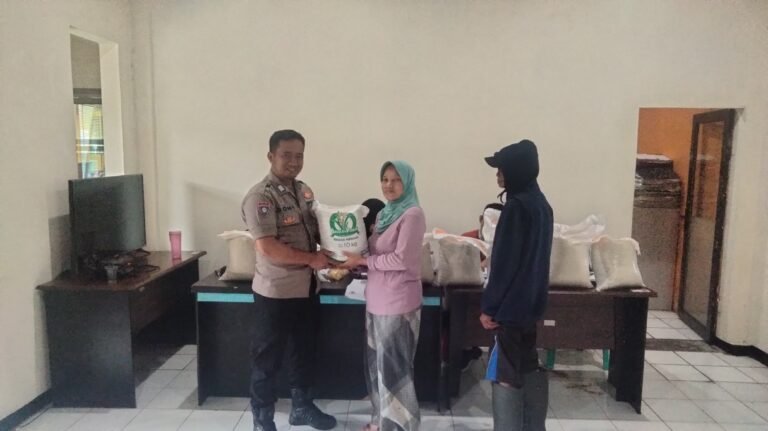 Polsek Panjalu Kawal Penyaluran Bantuan Pangan, Kapolres Ciamis Tegaskan Komitmen Jaga Keamanan Sosial Masyarakat