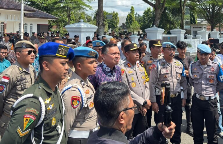 Jebol Gerbang pendopo dan Rusak Mobil Damkar, Amuk Nelayan Pangandaran Mereda di Tangan Kapolres