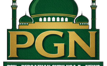 Logo resmi Persatuan Guru Ngaji Jawa Barat dalam bingkai emas dengan latar mushola desa