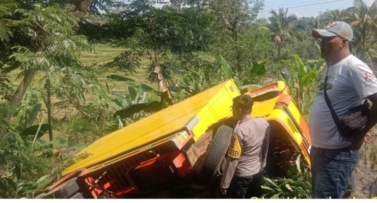 Polisi Evakuasi Kendaraan Colt Diesel Masuk Jurang
