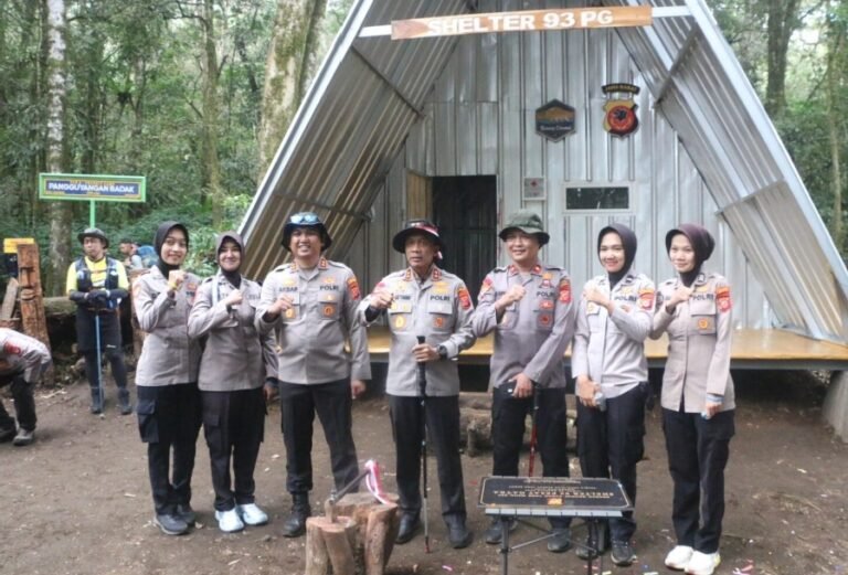 Kapolda Jabar Resmikan Shelter Pesat Gatra 93 di Gunung Ciremai, Sekaligus Pimpin Pendakian Jelang HUT Ke-80 RI