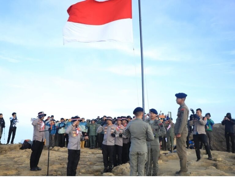 Jelang HUT RI ke-80, Polda Jabar Kibarkan Bendera Merah Putih di Puncak Gunung Ciremai.