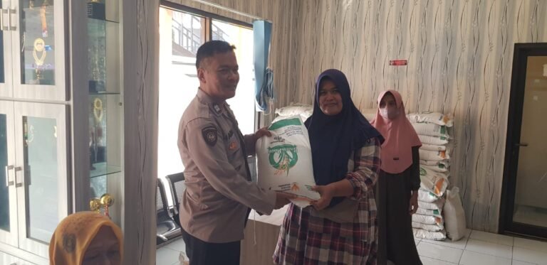 Polsek Cimaragas Kawal Penyaluran Bantuan Pangan, Wujud Komitmen Ciptakan Rasa Aman Warga