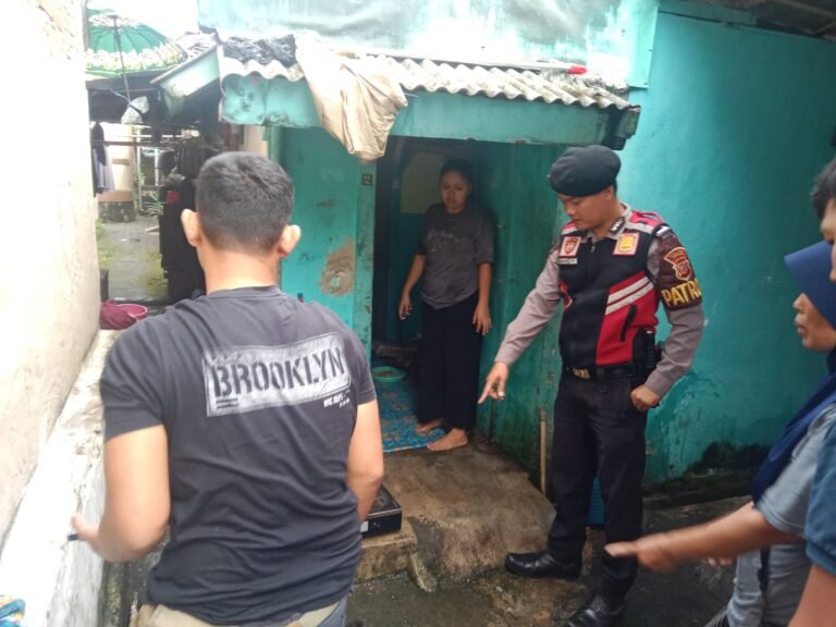 Cepat Tanggap, Anggota Polres Ciamis Padamkan Kebakaran Rumah di Ciamis Kota