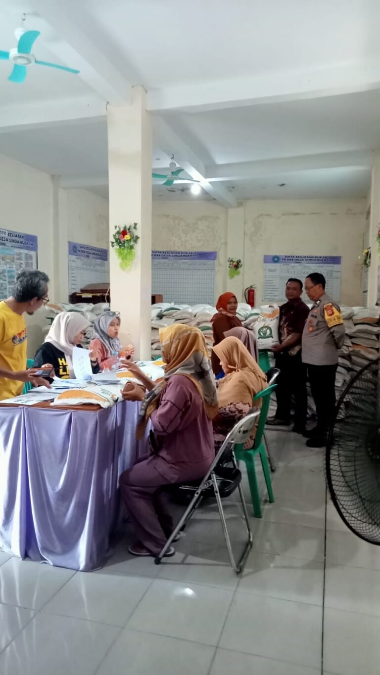 Polsek Cikoneng Polres Ciamis Awasi Distribusi Bapanas Beras ke Warga Desa Sindangkasih