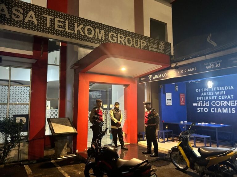 Humanis, Tiga Personel Samapta Polres Ciamis Datang dan Beri Imbauan ke Warga Plasa Telkom