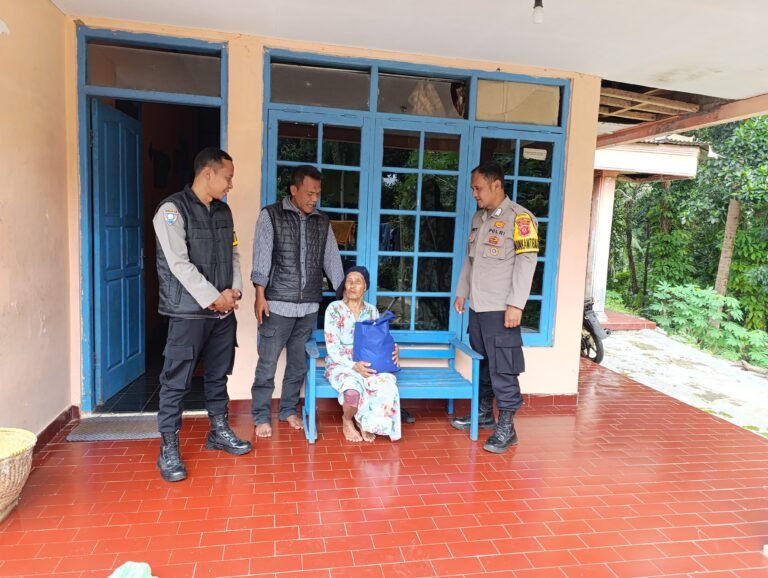 Polsek Cikoneng Hadirkan Jumat Berkah untuk Warga Lansia, Wujud Kepedulian Polri terhadap Masyarakat