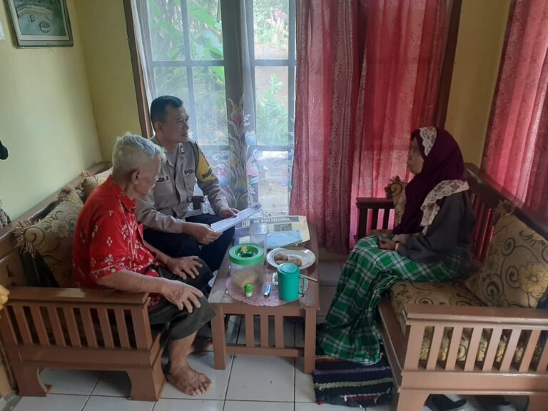 Polisi Peduli, Bhabinkamtibmas Sukadana Jenguk Warga Sakit dan Berikan Bantuan Kemanusiaan