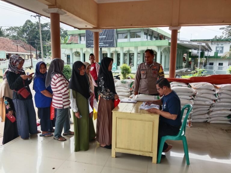 Polsek Cikoneng Kawal Ketat Penyaluran Beras Bantuan di Desa Nasol: Wujud Peran Aktif Polri Jaga Ketertiban dan Keadilan Sosial