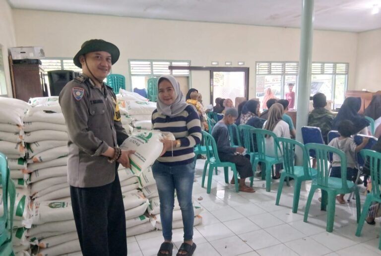 Polsek Cikoneng Polres Ciamis Awasi Distribusi Bapanas Beras ke Warga Desa Sukaresik