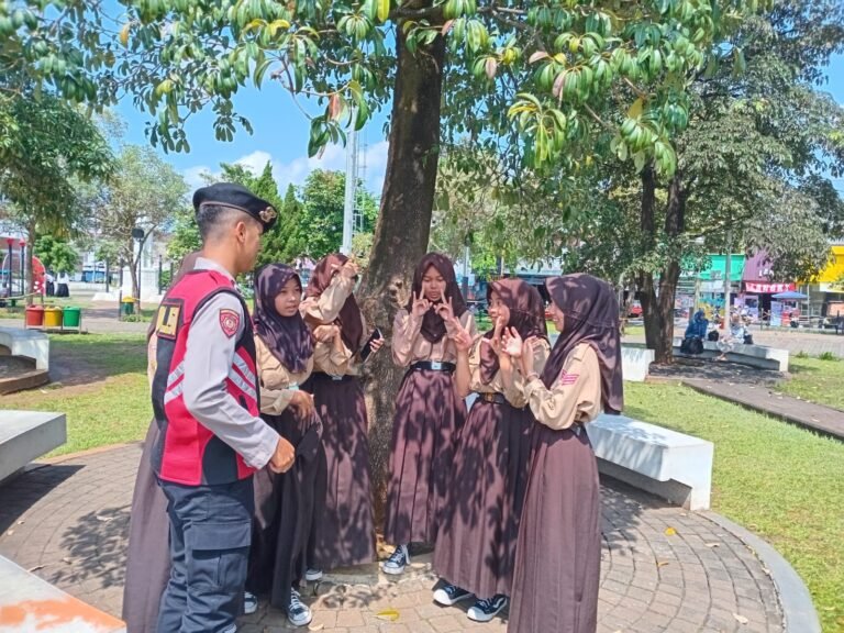Cipkon Area Publik, Dua Personel Sat Samapta Polres Ciamis Patroli Jalan Kaki di Alun Alun Ciamis